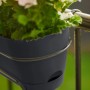 Anthrazitfarbener Elho Balkonkasten Vibia Campana mit Blumen am Balkongeländer.