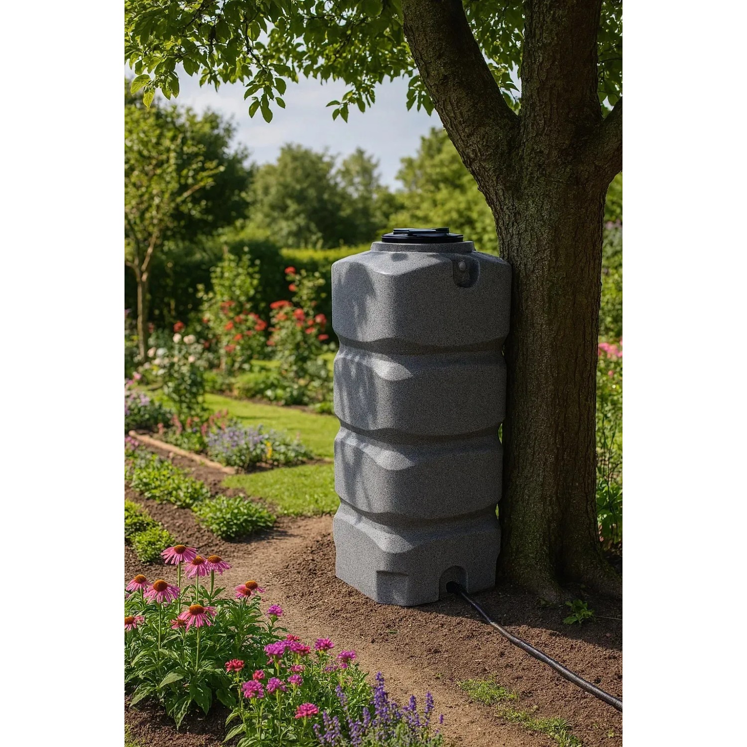 Grauer, quadratischer KMND 750L Wassertank aus PE im Garten neben Baum. Für Regen- & Trinkwasser.