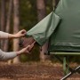 Person verstaut braunen Schuh in grüner Seitentasche des SoBuy Campingzeltes mit Feldbett. Praktisches Outdoor Zubehör.