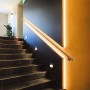 Treppenhaus mit indirekter Beleuchtung durch Eglo LED Stripe-Z. Smart Home Licht für stimmungsvolle Akzente.