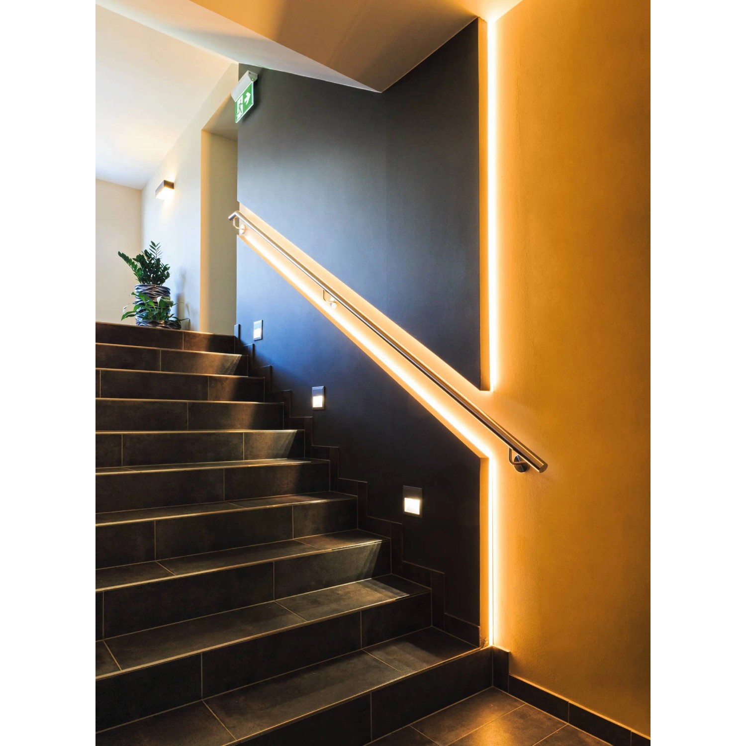 Treppenhaus mit indirekter Beleuchtung durch Eglo LED Stripe-Z. Smart Home Licht für stimmungsvolle Akzente.