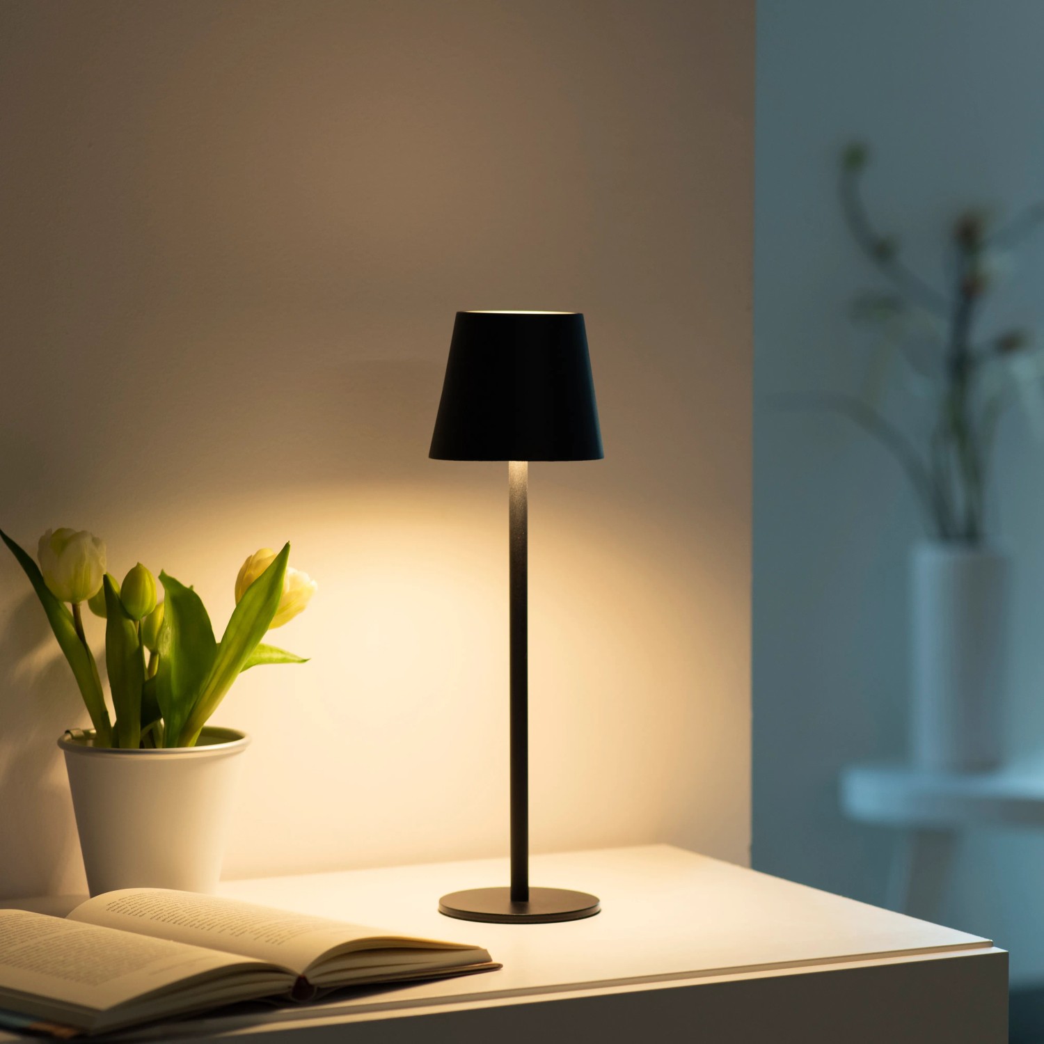 Schwarze LED-Akku-Tischleuchte Euria von Just Light, 37 cm hoch, warmweißes Licht, dimmbar.