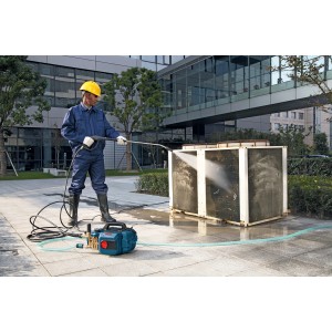 Bosch Professional GHP 5-13 C Hochdruckreiniger im Einsatz beim Reinigen einer Fassade.