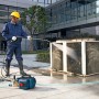 Bosch Professional GHP 5-13 C Hochdruckreiniger im Einsatz beim Reinigen einer Fassade.