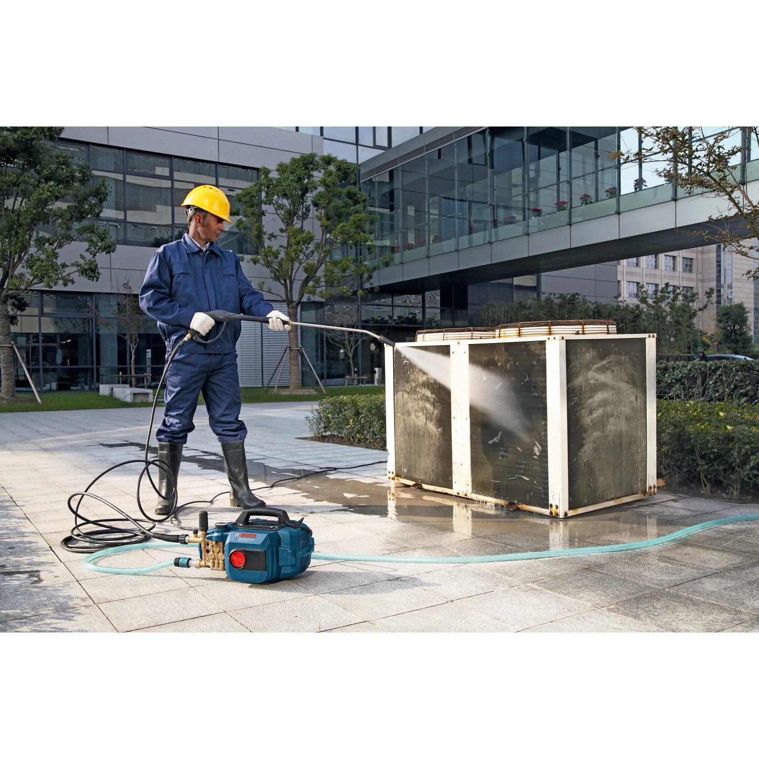 Bosch Professional GHP 5-13 C Hochdruckreiniger im Einsatz beim Reinigen einer Fassade.