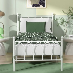 Weißes Metallbett 90x200cm mit Lattenrost und dekorativen Elementen im Schlafzimmer. Ideal für Jugend- oder Gästezimmer.