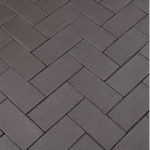 Anthrazitfarbene Pflasterklinker Tempelhof Modern (10x20) im Fischgrätmuster.