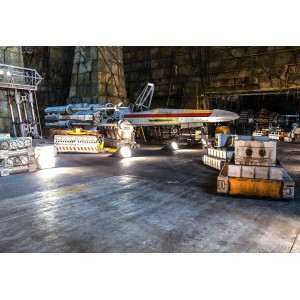 Komar Fototapete STAR WARS Rebel Base mit X-Wing Raumschiff in Werkstatt.