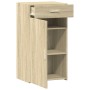 vidaXL Sideboard Sonoma-Eiche aus Holzwerkstoff mit offener Schublade und Tür, dahinter Regale.