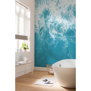 Badezimmer mit Komar Vliestapete The Shore (250x250 cm) mit türkisblauem Meer und weißen Wellen.