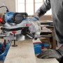 Bosch Professional GCM 254 D Kapp- und Gehrungssäge in Aktion beim Holzzuschnitt.