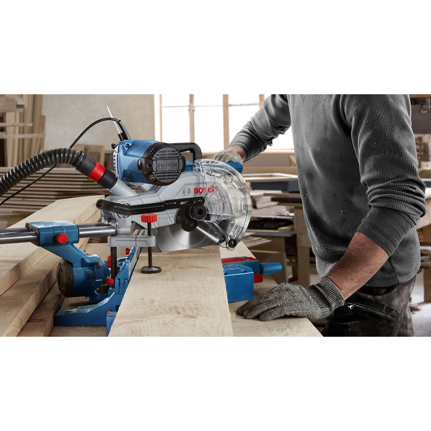 Bosch Professional GCM 254 D Kapp- und Gehrungssäge in Aktion beim Holzzuschnitt.