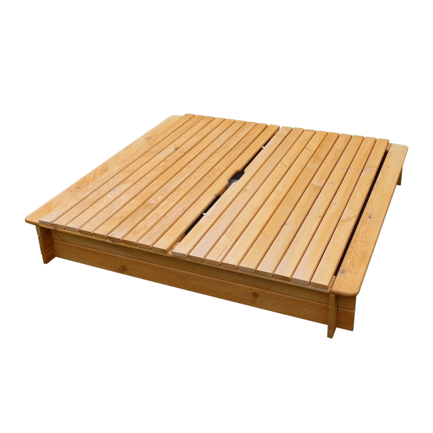 Quadratischer Sandkasten Tessa 140x140 cm mit klappbarer Abdeckung aus Holz.