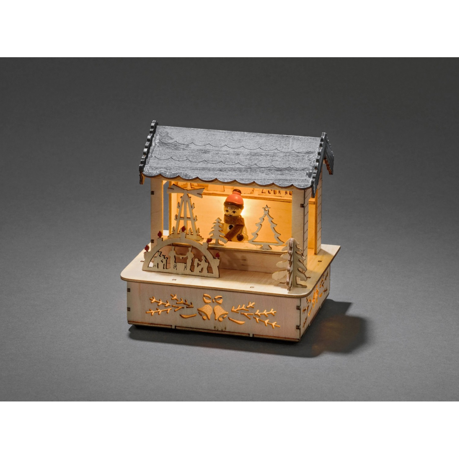 Beleuchtete Konstsmide LED Holzsilhouette Marktstand mit Bär und grauem Dach.
