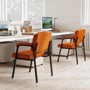 Zwei braune, gepolsterte Konferenzstühle mit schwarzem Metallgestell im Set. Ideal als Bürostühle oder Wartezimmerstühle.