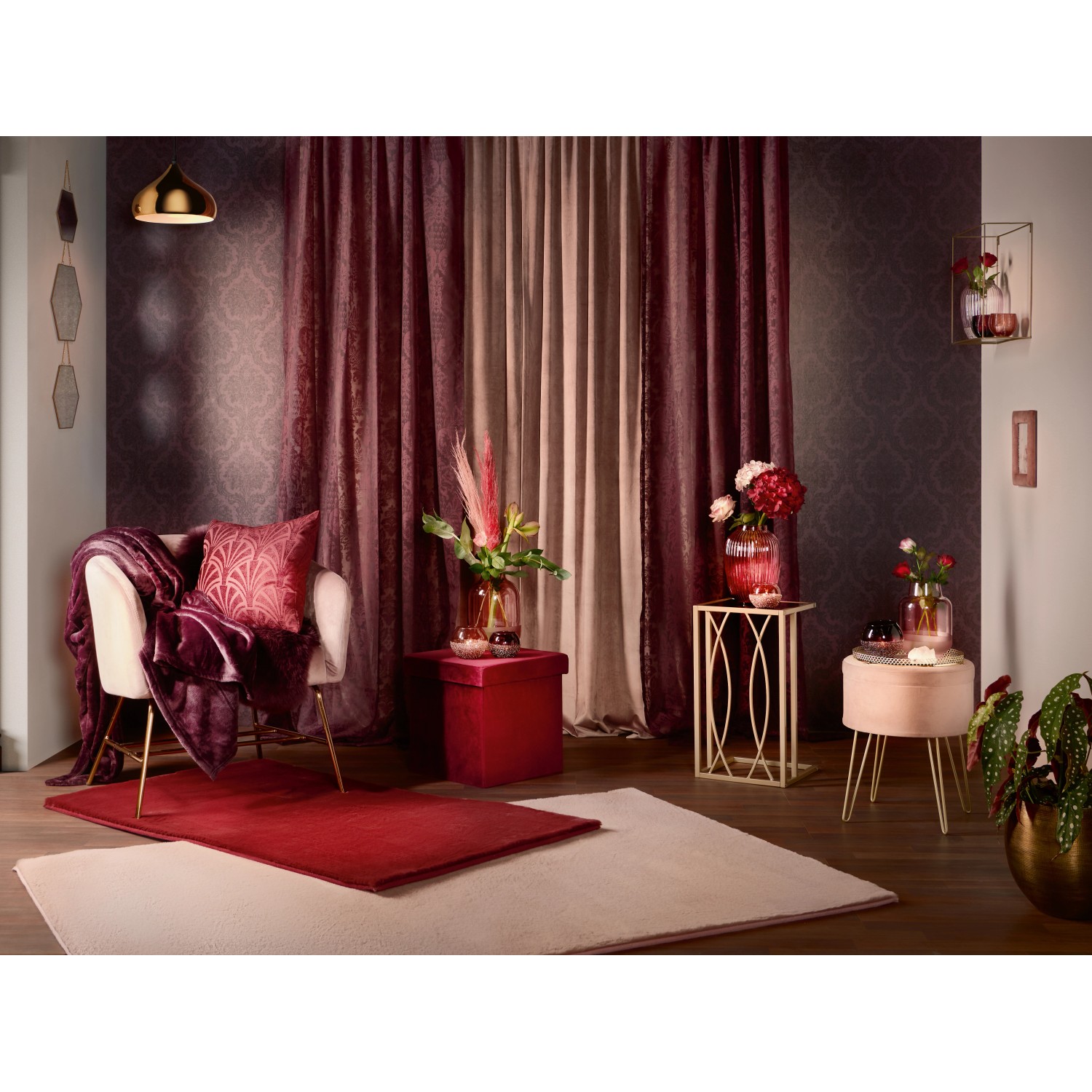 Lila Teelichthalter Blush Bordeaux aus Glas, 7,5 cm hoch, Ø 9 cm, für gemütliche Lichtstimmung.