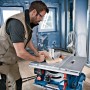 Bosch Professional Akku-Tischkreissäge GTS 18V-216 Solo beim Sägen von Holz.