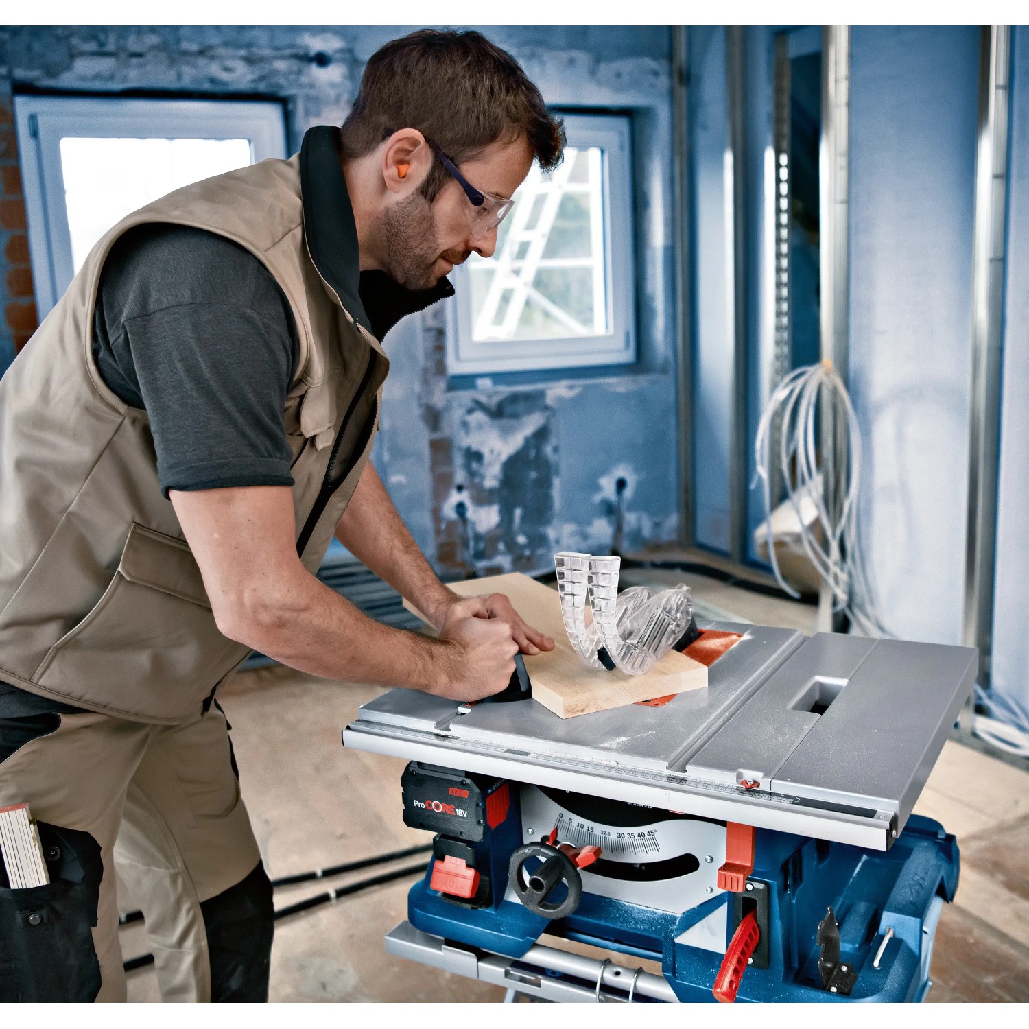 Bosch Professional Akku-Tischkreissäge GTS 18V-216 Solo beim Sägen von Holz.