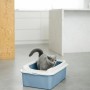 Horizontblaue Rotho Katzentoilette Eco Bonnie Tray M mit Katze.
