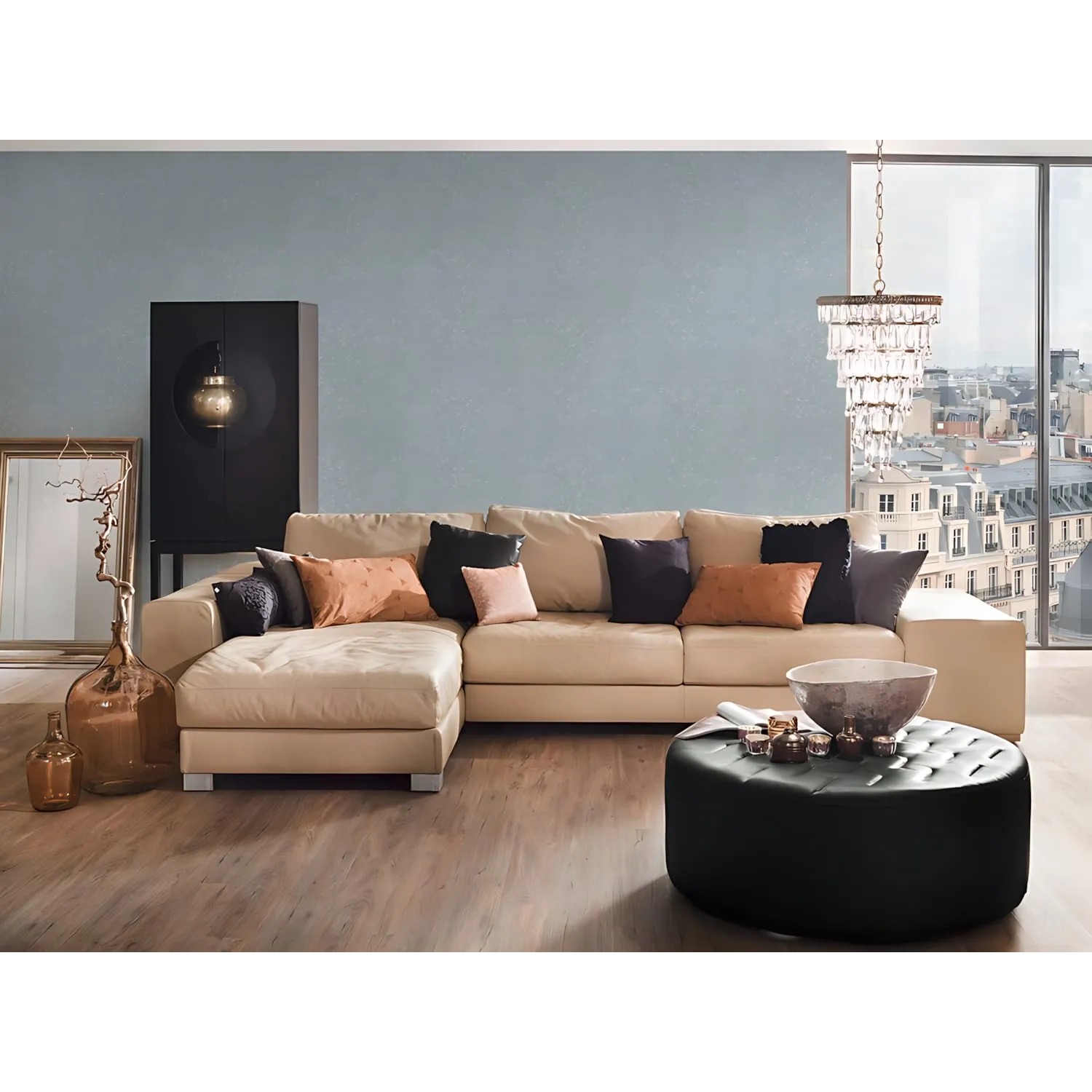 Wohnzimmer mit Barock Tapete in Blau-Grün von PROFHOME, Ornament Tapete mit dezentem Schimmer.