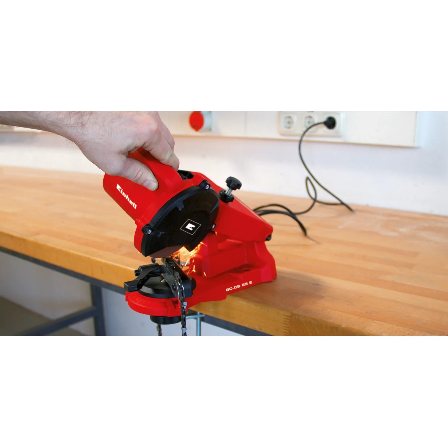 Einhell GC-CS 85 E Sägekettenschärfgerät in Nutzung, Zubehör für Kettensägen.