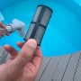 Detailaufnahme des Feinsiebkorbs vom Pool-Handsauger in Weiß-Grau.
