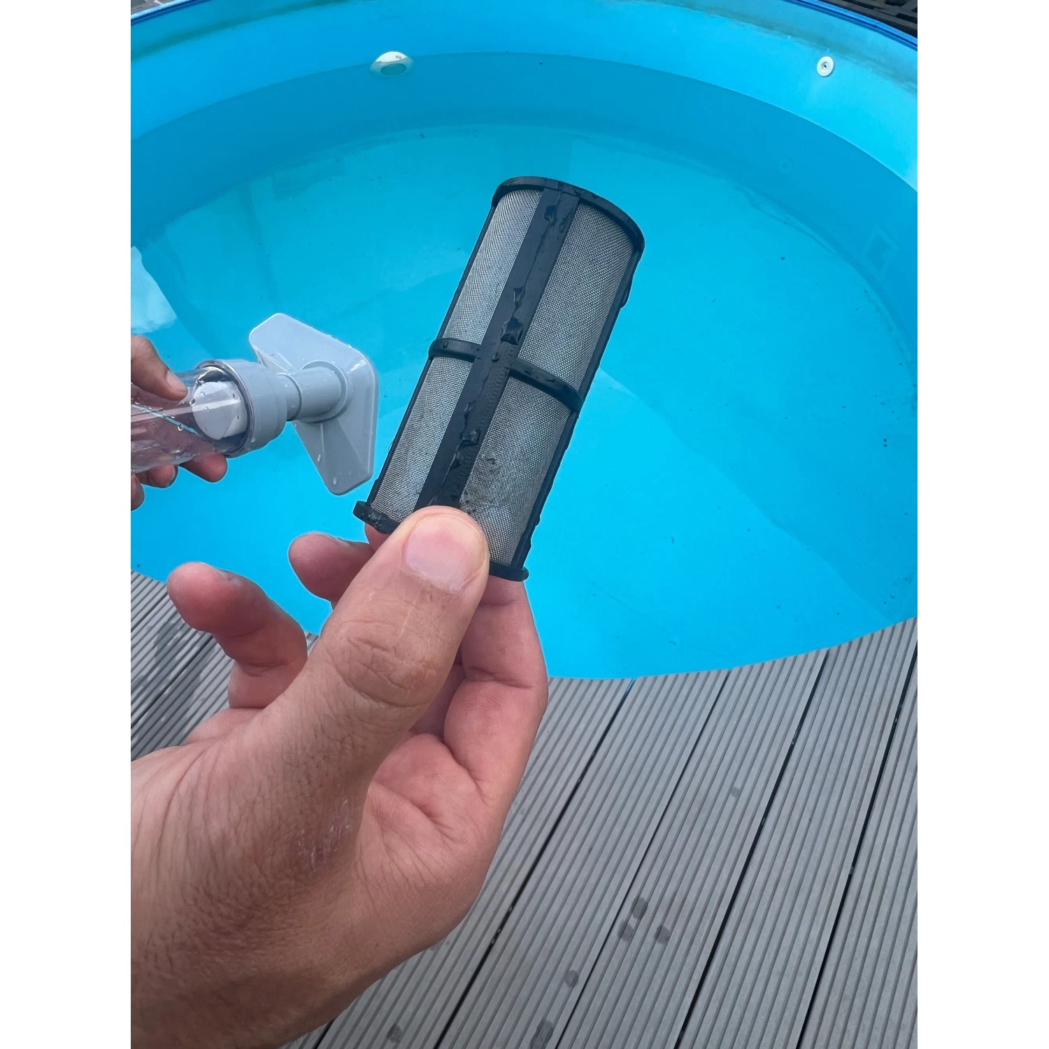 Detailaufnahme des Feinsiebkorbs vom Pool-Handsauger in Weiß-Grau.