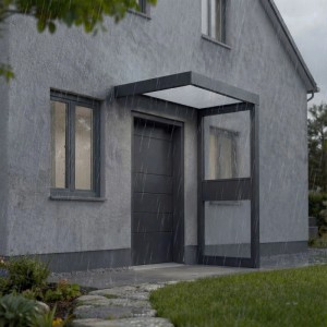 Anthrazitfarbenes Palram Vordach Sophia 1600 mit Seitenwand aus Acrylglas am Hauseingang.