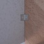 Detailaufnahme: Winkelverbinder an StarWood Buche Treppe mit Holzgeländer.