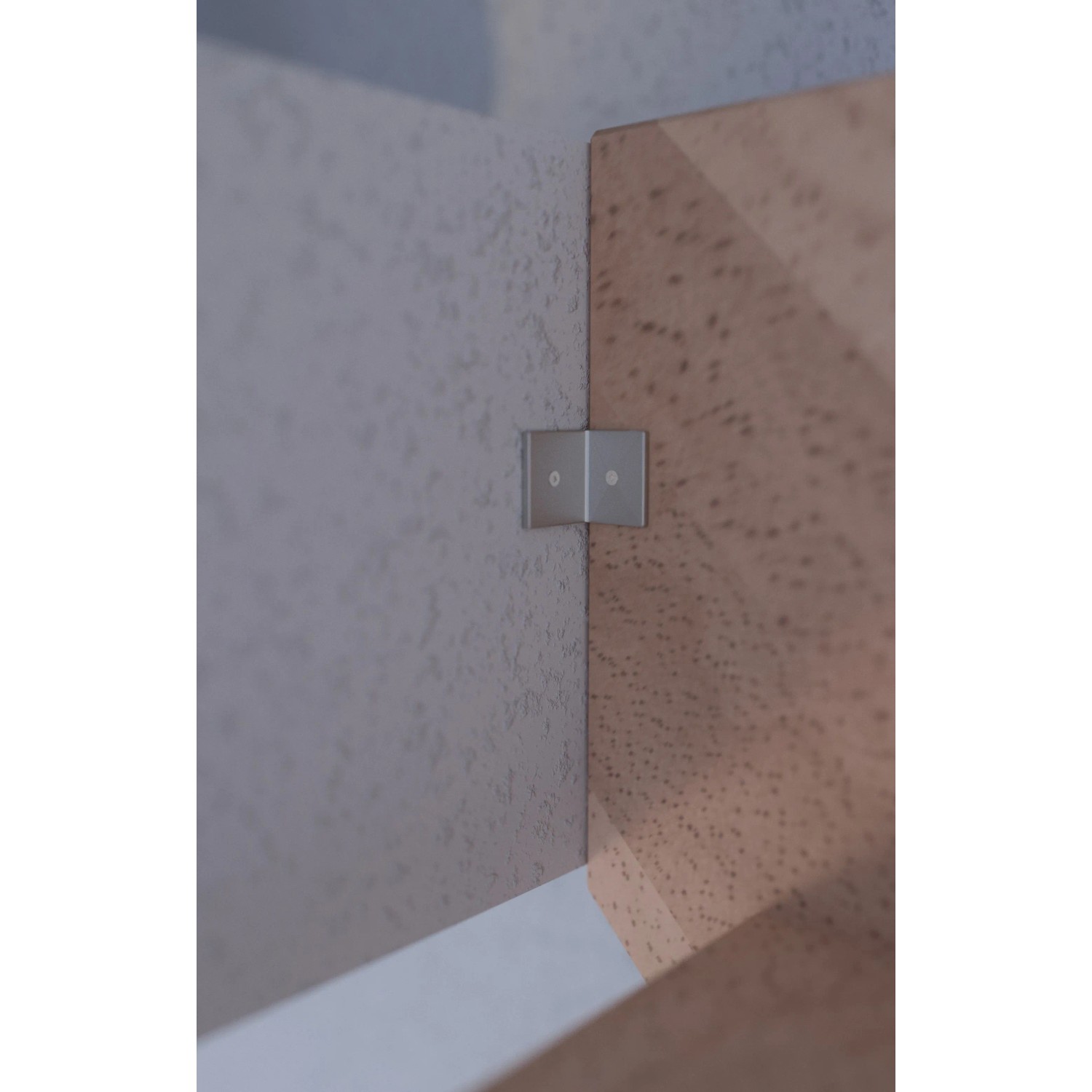 Detailaufnahme: Winkelverbinder an StarWood Buche Treppe mit Holzgeländer.