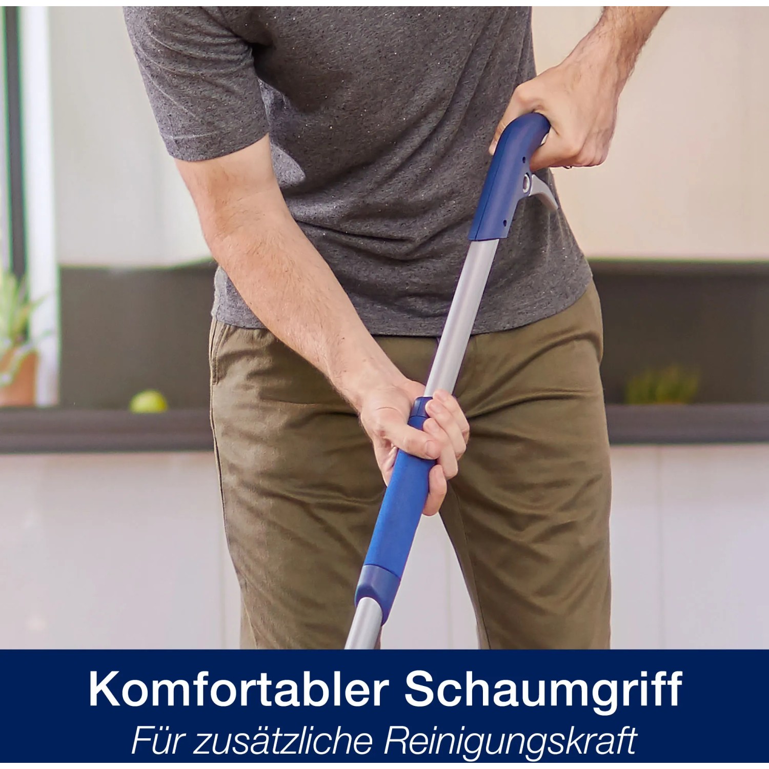 Bona Spray Mop für Parkettböden im Einsatz: Ergonomischer Griff für komfortable Reinigung.