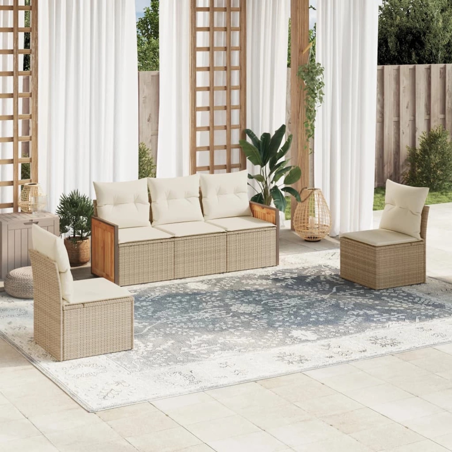 5-tlg. Garten-Sofagarnitur aus Rattan, beige, mit cremeweißen Kissen. Gartenmöbel für Terrasse und Garten.