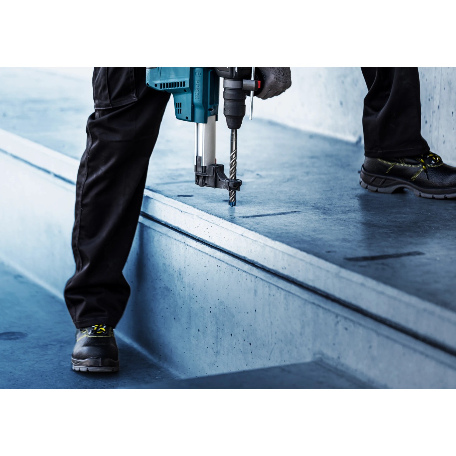 Bosch Expert Hammerbohrer SDS Plus-7X beim Bohren in Beton.