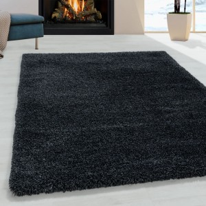 Ayyildiz Hochflorteppich Fluffy 3500, anthrazit, 80x250 cm im Wohnraum.