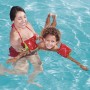 Kind mit Bestway Früchte-Schwimmflügel im Wasser, unterstützt von Erwachsenem. Schwimmhilfe im Wassermelonen-Design.