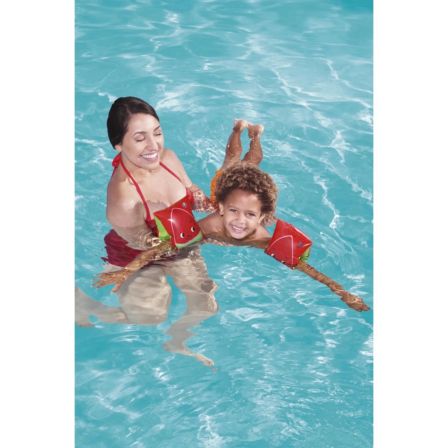 Kind mit Bestway Früchte-Schwimmflügel im Wasser, unterstützt von Erwachsenem. Schwimmhilfe im Wassermelonen-Design.
