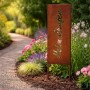 Dekorativer Gartenstecker aus Eisen in Rostoptik mit "Heimathafen"-Schriftzug im Beet. Wetterfest.