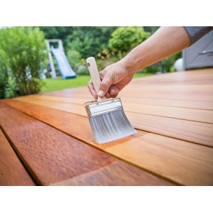 Hand lasiert Holzterrasse mit LUX Flächenstreicher Lasur 100 mm. Pinsel mit Farbtank für großflächige Streicharbeiten.