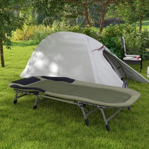 Grünes Outsunny Campingbett aus Stahl und Oxford-Gewebe vor einem Zelt im Grünen.