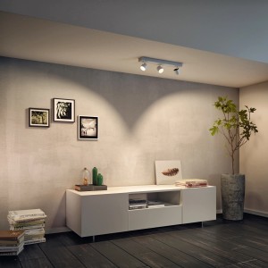 Philips myLiving LED-Spot 3er Star, weiß, im Wohnraum mit warmem Licht.