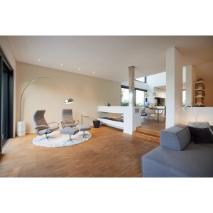 Wohnraum mit cremeweißer, leicht strukturierter Vliestapete und moderner Einrichtung.