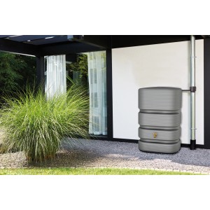 4rain Wandtank Quadro 500 l in Betongrau mit Auslaufhahn vor Hauswand.