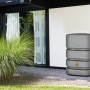 4rain Wandtank Quadro 500 l in Betongrau mit Auslaufhahn vor Hauswand.