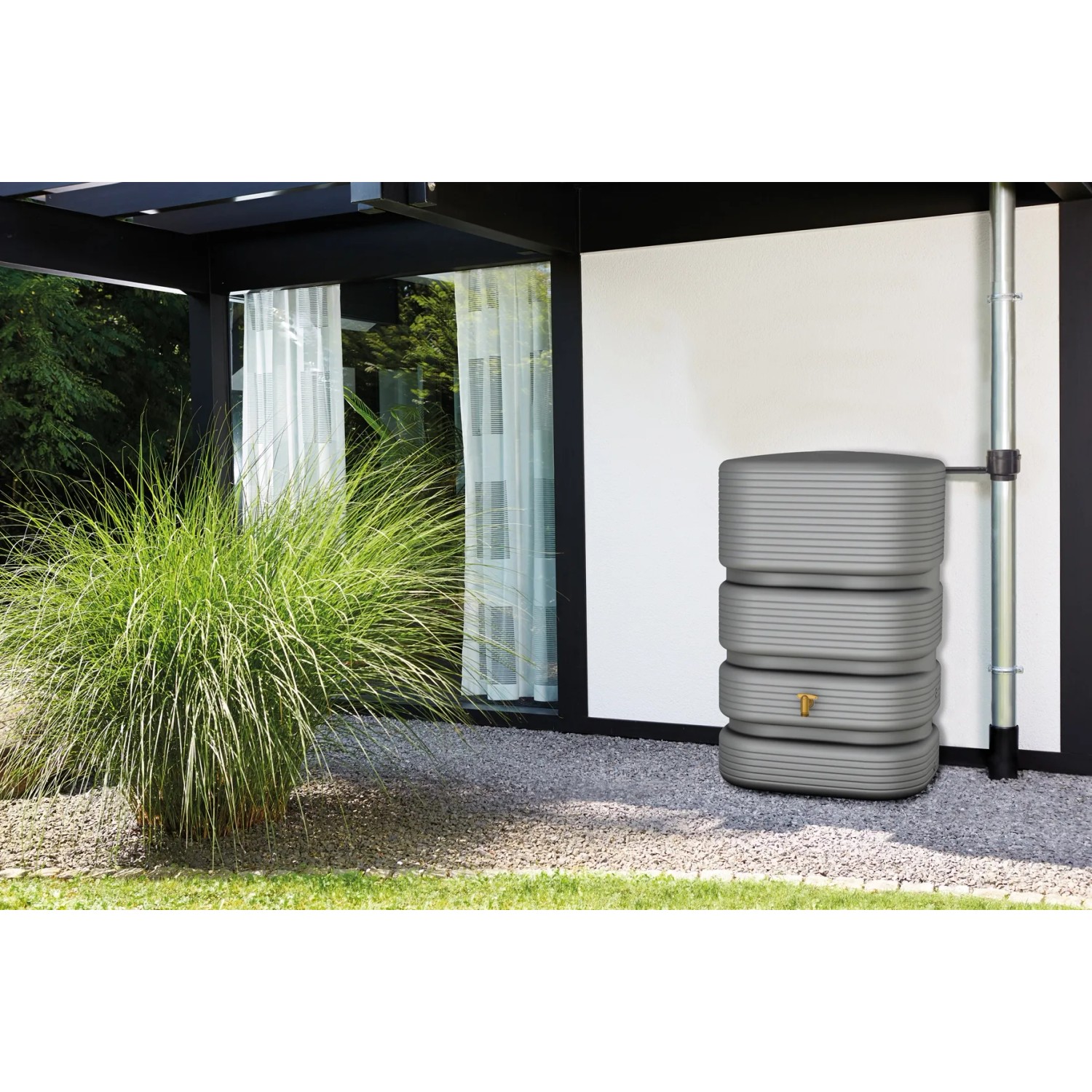 4rain Wandtank Quadro 500 l in Betongrau mit Auslaufhahn vor Hauswand.