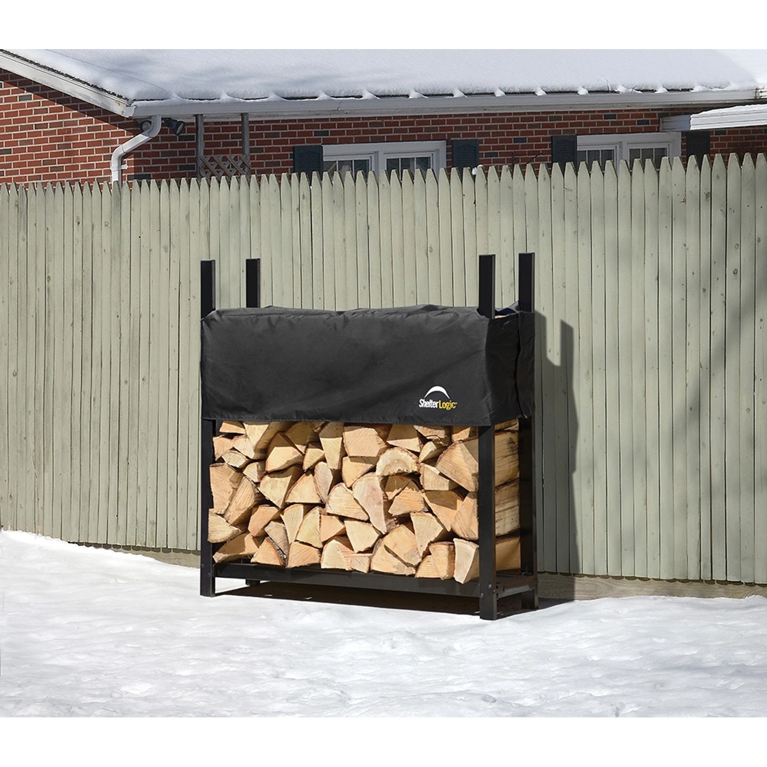 ShelterLogic Kaminholzregal mit Wetterschutz, gefüllt mit Holzscheiten vor einem Holzzaun.
