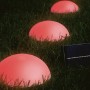 Solar-LED-Dekoleuchte Camporosso mit warmweißem/RGB Licht, 5 Halbkugeln im Garten.