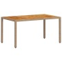 Beiger Gartentisch (150x90 cm) aus Poly Rattan und Akazienholz.