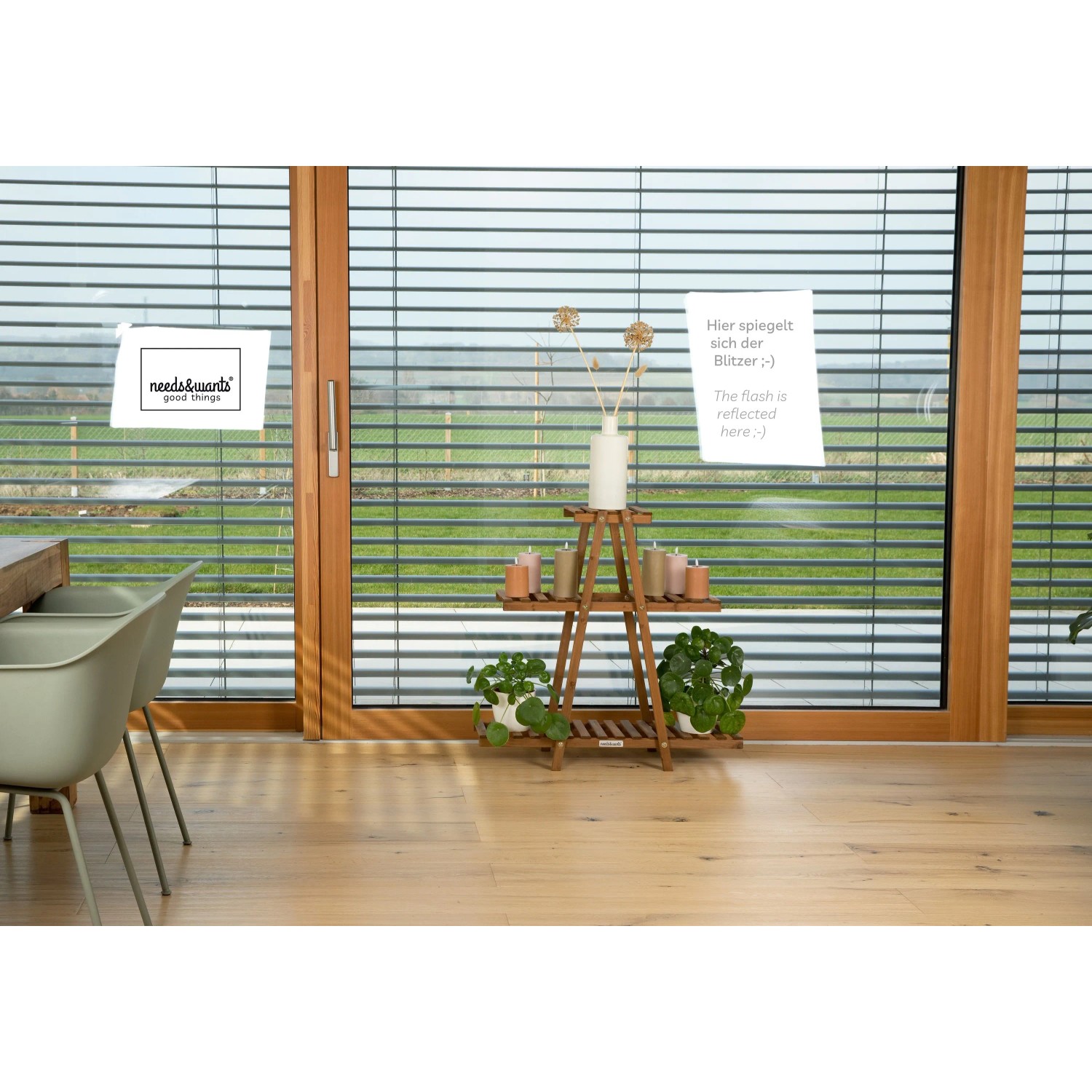 Braunes needs&wants Pflanzenregal Bloomy2 mit 3 Ebenen und Pflanzen im Innenraum.