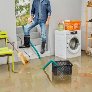 Gardena Hochwasser-Set 20000 Basic im Einsatz: Pumpe mit Schlauch in überflutetem Raum.