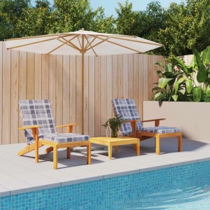Zwei graue Liegestuhl-Auflagen mit Karomuster aus Oxford-Gewebe auf Holzliegen am Pool. Sitzkissen & Gartenstuhlauflagen.